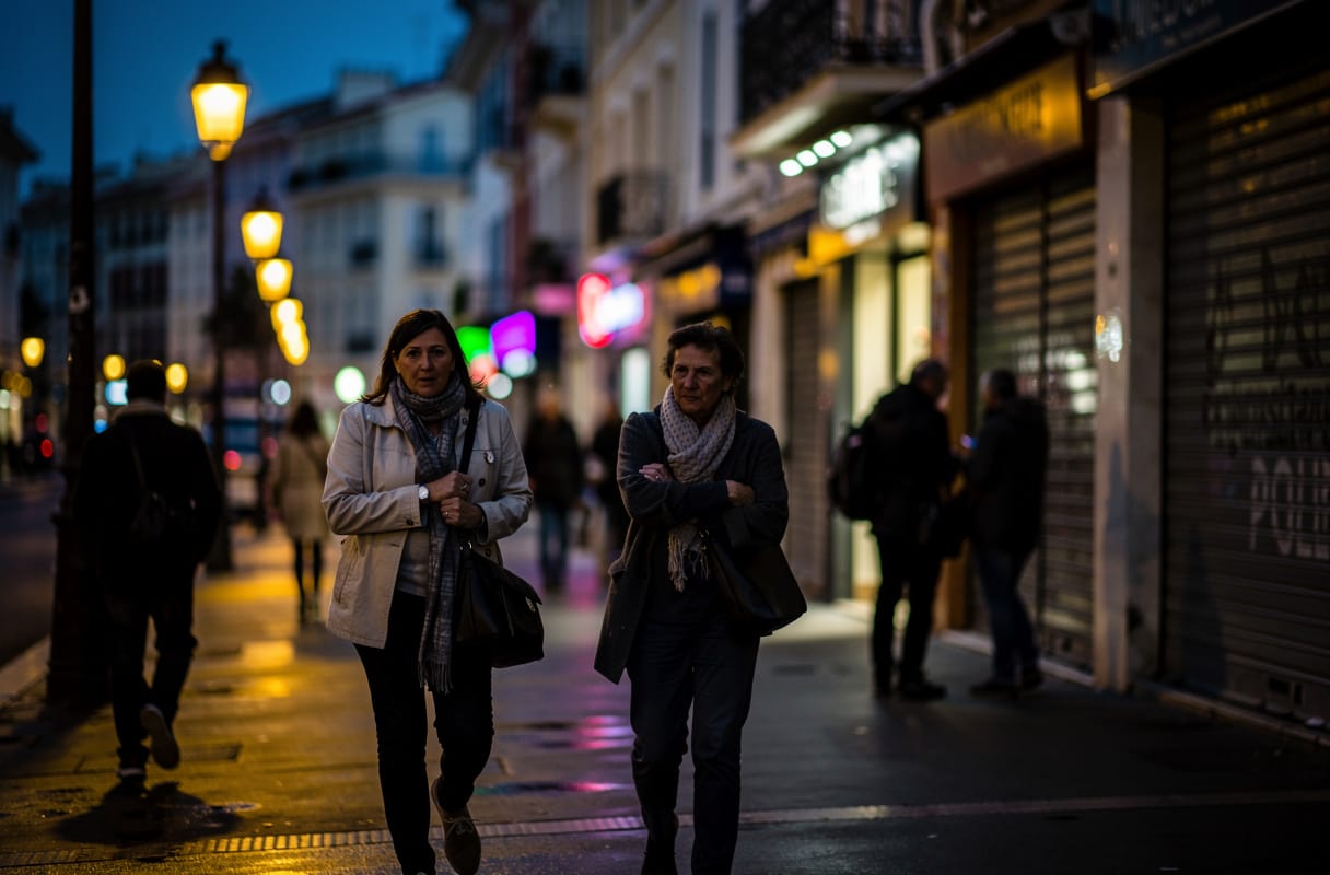  Cannes, réputée pour son luxe et son festival, n’échappe pas aux problématiques urbaines : certains quartiers, comme La Bocca et République Centre, imposent une vigilance accrue, surtout la nuit. Les quartiers sûrs de Cannes, tels que La Californie ou Le Suquet, sont idéaux pour séjourner en toute sérénité et profiter pleinement de la Côte d’Azur. 